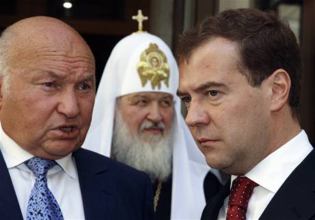 Zleva Jurij Lukov, patriarcha ví Rusi Kyrill a prezident Dmitrij Medvedv